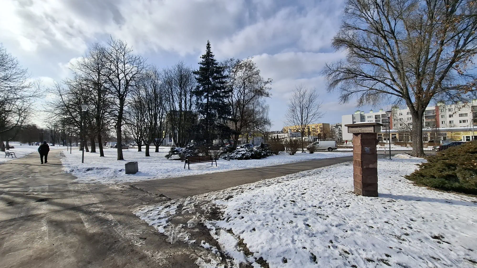 Widok miejsca docelowej lokalizacji Pomnika - trójkątny skwer za poprzeczną alejką