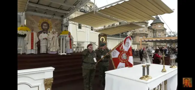 Sztandar Stowarzyszenia AK "Jodła", oddział Kielce. Sztandar prezentuje Zygmunt Pęksyk