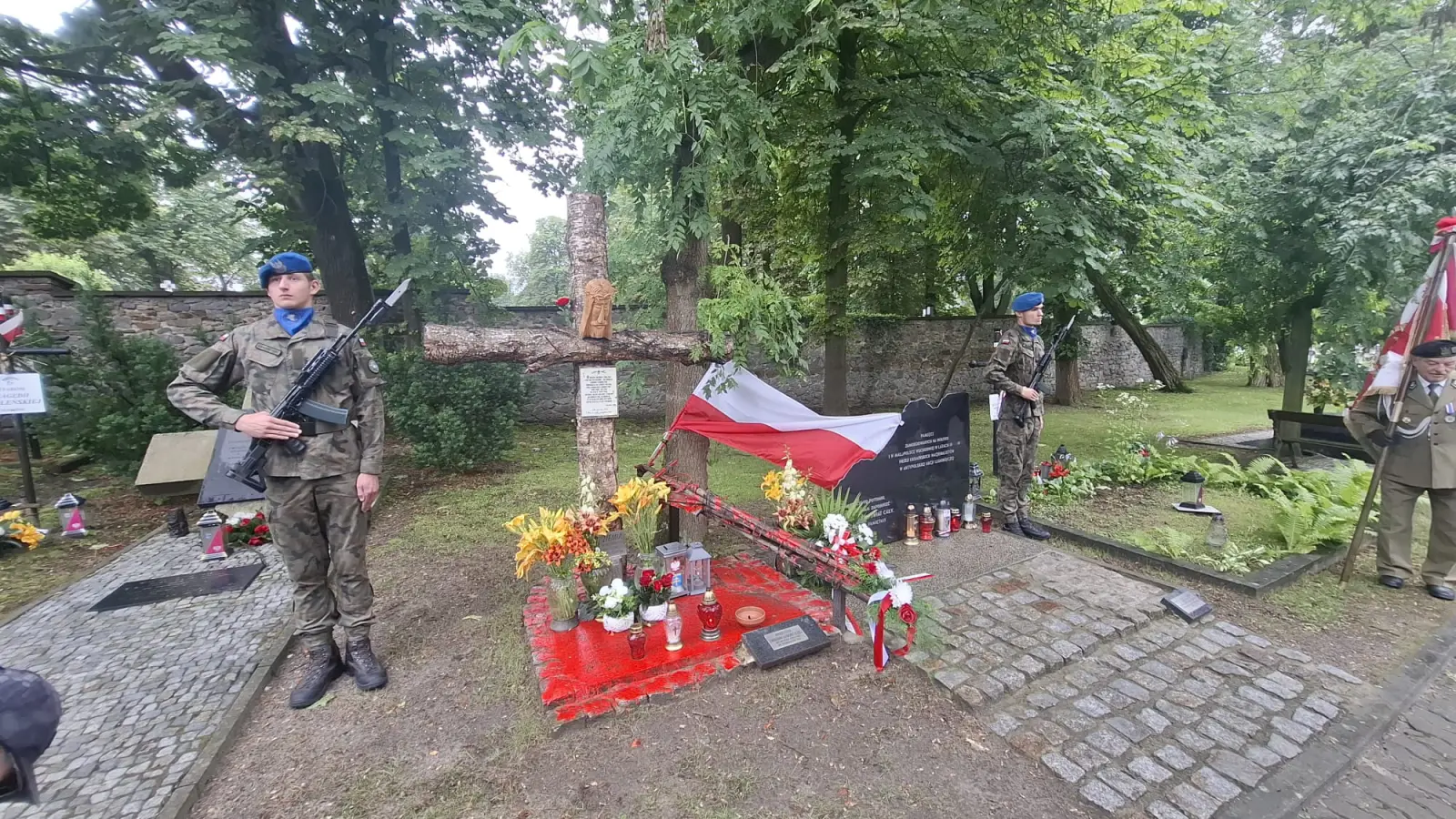 Na Cmentarzu Partyzanckim oddalismy hołd ofiarom ludobójstwa dokonanego na ludności polskiej na Wołyniu i Kresach Wschodnich II Rzeczypospolitej