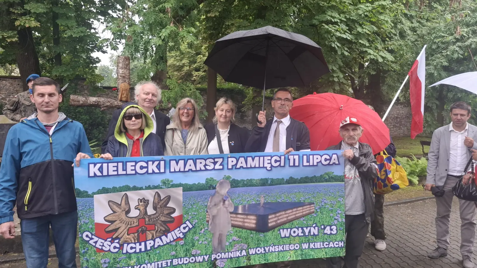 Delegacja Społecznego Komitetu Budowy Pomnika Wołyńskiego składa wieniec przed Krzyżem Katyńskim