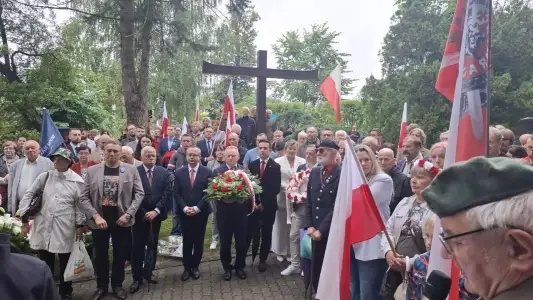 Obecni byli przedstawiciele Rady Miasta z przewodniczącym Maciejem Jakubczykiem,delegacje  Starostwa Powiatowego,partii politycznych PIS i Ruchu Narodowego oraz licznych Stowarzyszeń Kieleckich.Przybyli też Kamraci z Wojciechem Olszańskim